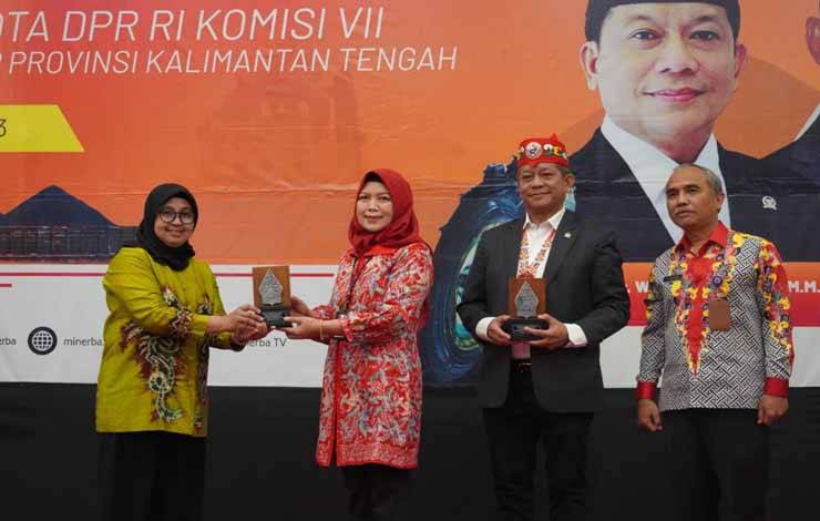 Asisten Ekbang Sri Widanarni saat menerima cinderamata pada Bimtek Pelayanan Usaha Mineral dan Batubara kepada Pemegang IUP Provinsi Kalteng. (FOTO: IST)