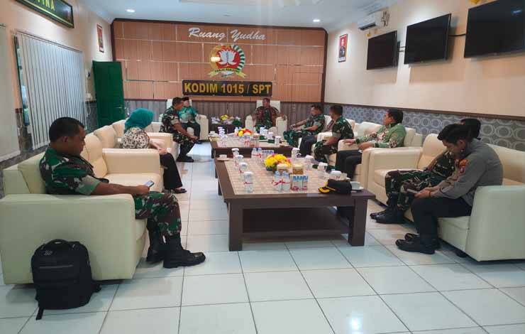 Pangdam XII Tanjungpura Iwan Setiawan saat berbincang dengan Bupati Kotim Halikinoor diruang aula Kodim 1015 Sampit. Jumat, 17 Juli 2023. (FOTO: BUDDI)