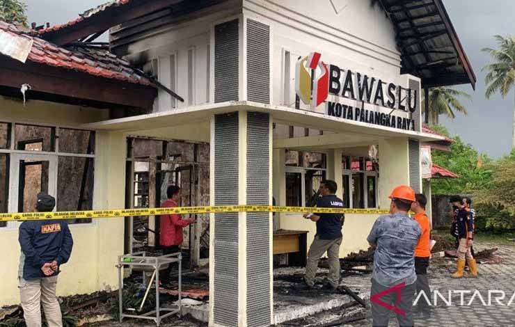Labfor Polri Olah TKP Kantor Bawaslu Palangka Raya yang Terbakar