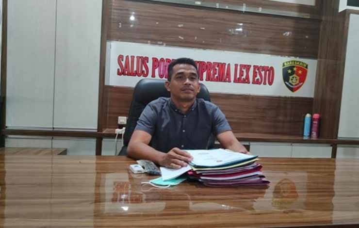 Kasatreskrim Polres Koim AKP Lajun Siado Rio Sianturi saat diwawancarai diruangnya. (FOTO: IST)