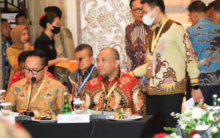 Wamenaker Afriansyah Noor (tengah) pada Rapat Koordinasi Nasional Percepatan Pengembangan lima DPSP Semester I Tahun 2023 dan Rapat Dewan Pengarah Badan Otorita Pengelola Kawasan Pariwisata di Jakarta, Jumat (21/7/2203). (ANTARA/HO-Kemnaker)