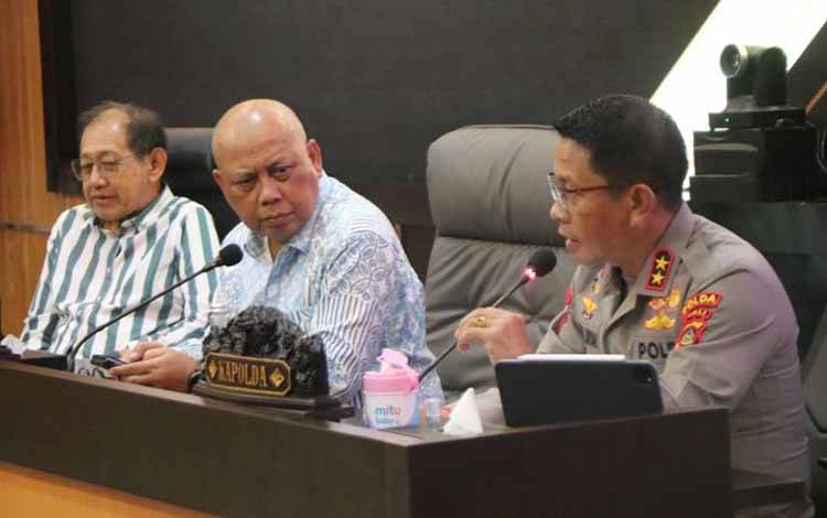 Ketua Tim pengawas Kompolnas RI Drs. Pudji Hartanto Iskandar (tengah) didampingi Kepala Kepolisian Daerah Bali Inspektur Jenderal Polisi Putu Jayan Danu Putra (kanan) saat melakukan kunjungan kerja di Mapolda Bali, Denpasar, Rabu (30/11/2022). (ANTARA/HO-Humas Polda Bali)