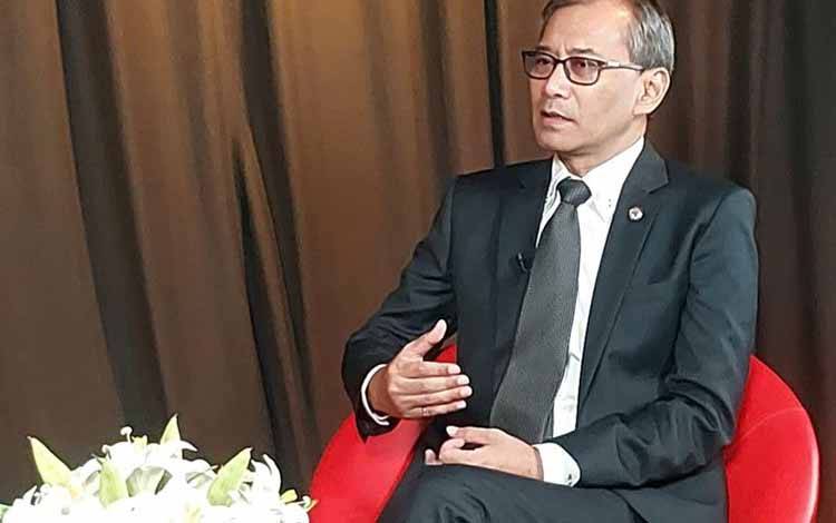 Duta Besar RI untuk Rumania dan Moldova Meidyatama Suryodiningrat saat wawancara khusus dengan LKBN antara di Jakarta, Jumat (21/7/2023). (ANTARA/Asri Mayang Sari)