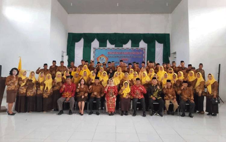 Wabup Sukamara, Ahmadi berfoto bersama usai pembukaan Muskab V PWRI, Sabtu, 22 Juli 2023. (FOTO:NORHASANAH)