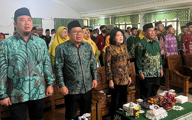 Bupati Pulang Pisau, Pudjirustaty Narang saat menghadiri pengukuhan PD Muhammadiyah Pulang Pisau bertempat di Aula Mess Pemda setempat, Sabtu 22 Juli 2023. ( FOTO : M PRADILA KANDI )
