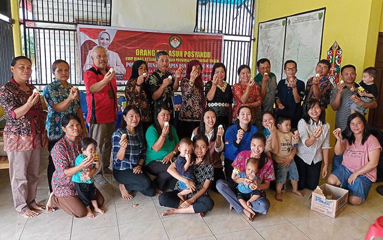 Kadis Ketahanan Pangan Kalteng Kampanyekan Makan Telur Setiap Hari di Desa Bamban