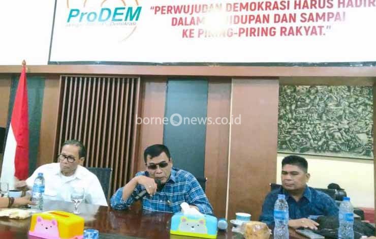 Ketua Umum Partai Beringin Karya (Berkarya) Mayjen TNI (Pur) Muchdi Purwoprandjono (tengah) saat diskusi di kantor ProDem, Jakarta, Sabtu (22/7/2023). (ANTARA/HO-ProDem)