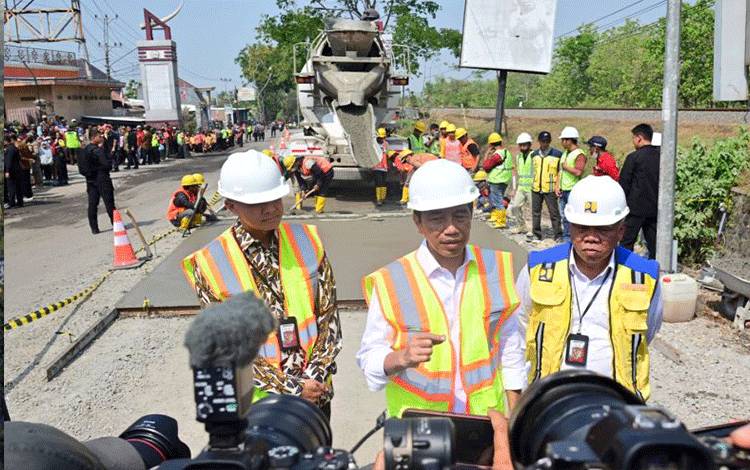 Ketika Jokowi Tinjau Perbaikan Jalan yang Sering Dilalui saat Kecil di Solo