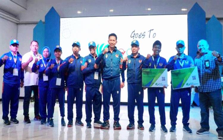 Bupati Barito Utarb?H Nadalsyah foto bersama KONI Barito Utara usai pelepasan kontingen Barito Utara mengikuti Porprov XII Kalimantan Tengah, di gedung Balai Antang. (Foto: Dhani*?