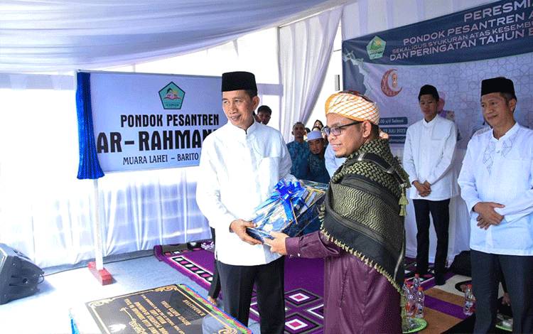 Pengurus Pondok Pesantren Ar Rahmaniah saat menerima bantuan dari Bupati Barito Utara H Nadalsyah usai peresmian, di Muara Lahei Kecamatan Lahei, Minggu 23 Juli 2023. (Foto: Dhani)?