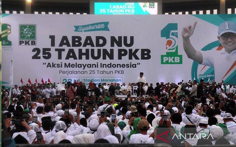 Ribuan kader PKB saat mendengarkan pidato Presiden Joko Widodo dalam acara Harlah Ke-25 PKB yang digelar di Stadion Manahan Solo, Minggu (23/7/2023). (ANTARA/Bambang Dwi Marwoto)