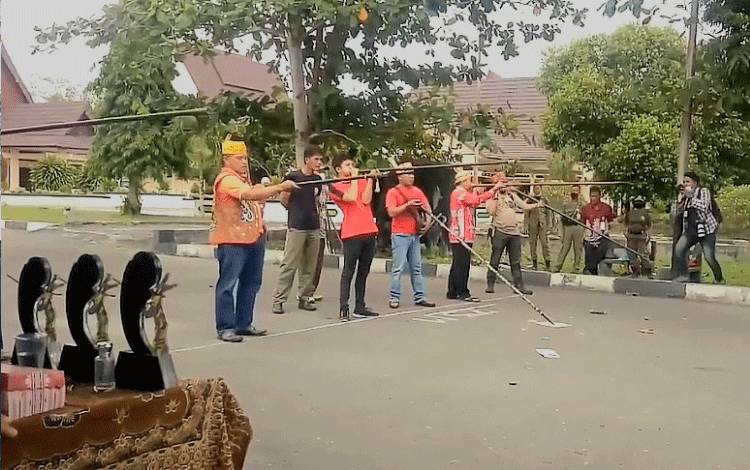Manyumpit merupakan salah satu budaya tradisional suku dayak Kalteng dan diharapkan budaya ini bisa terus dilestarikan (FOTO: ISTIMEWA)