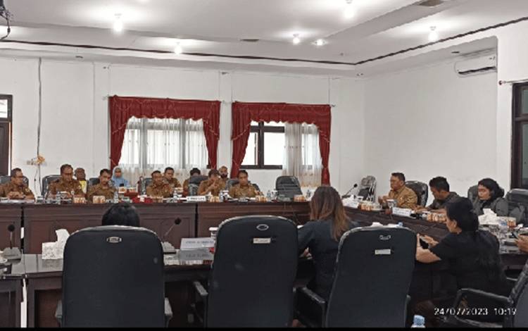 Situasi RDP DPRD Gunung Mas terkait CSR oleh PBS di bidang pertambangan, Senin, 24 Juli 2023. (FOTO: RISKA YULYANA)?