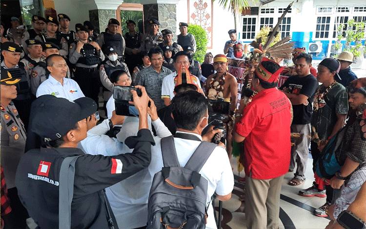 Aliansi Utus Dayak Mantehau Gelar Aksi Minta Perlakuan Adil UPR dalam Daftar Jalur Afirmasi Kedokteran
