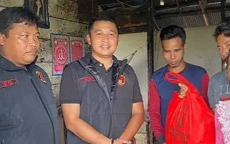 Satreskrim Polres Kapuas Peduli, Beri Bantuan Sembako ke Warga