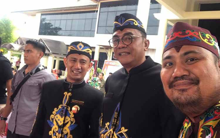Ketua DPRD Kota Palangka Raya Sigit Karyawan Yunianto (tengah) bersama wali Kota Palangka Raya Fairid Naparin (kiri) pada kegiatan peringatan HUT Kota Palangka Raya ke-66. (FOTO: IST)