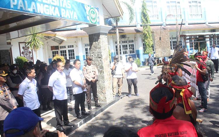 Kepala Biro Akademik Kemahasiswaan UPR Iring saat bertemu dengan perwakilan Aliansi Utus Dayak Mantehau (Foto : IST)