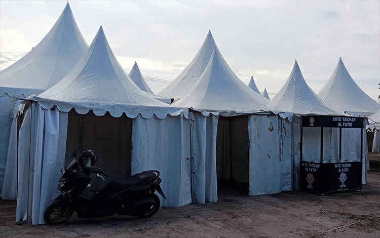 Stan dan lapak mulai berdiri di lokasi Nur Mentaya Expo, Senin, 24 Juli 2023. (FOTO DEWIP)?