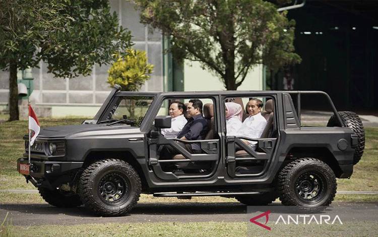 Presiden Joko Widodo (kanan) bersama Ibu Negara Iriana Joko Widodo (kedua kanan) didampingi Menteri Pertahanan Prabowo Subianto (kiri) dan Menteri BUMN Erick Thohir mencoba kendaraan taktis Maung 4x4 di kompleks PT Pindad (Persero), Malang, Jawa Timur, Senin (24/7/2023). Presiden Jokowi berkunjung ke PT Pindad (Persero) untuk meninjau produksi alat utama sistem senjata (alutsista) sekaligus membahas besarnya potensi ekspornya. ANTARA FOTO/Dhemas Reviyanto/pras.