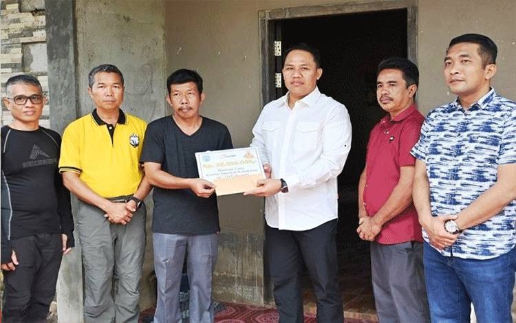Bupati Lamandau Salurkan Bantuan Kepada Korban Kebakaran