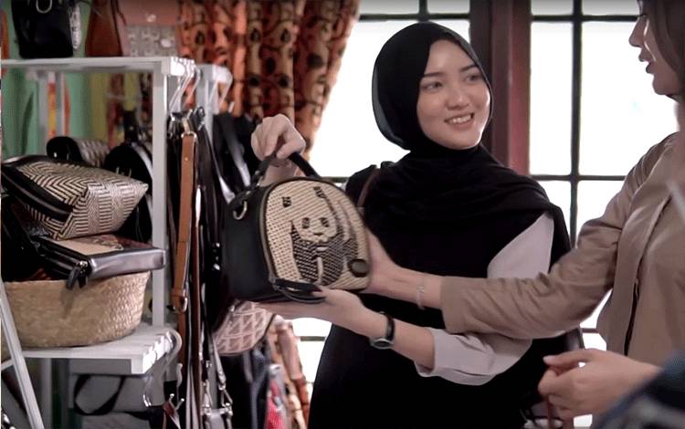 Produk kerajinan Indang Apang Galery, dengan aneka souvenir dan merchandise berbahan dasar rotan khas Kalteng. (FOTO: IST)
