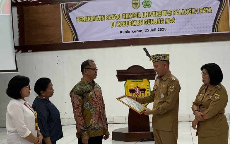 Rektor UPR Apresiasi Pemkab Gunung Mas