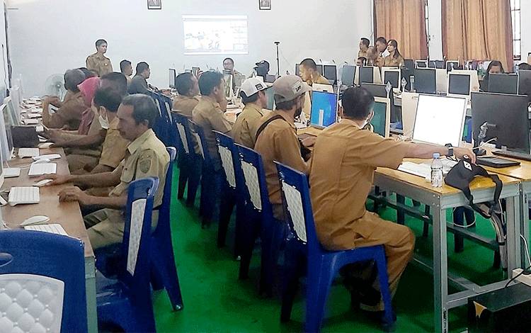 Ujian dinas tingkat I dan II bagi PNS, bertempat di Laboratorium Komputer SMAN 1 Tamiang Layang, Selasa, 25 Juli 2023. (FOTO: DISKOMINFOSANTIK BARTIM)