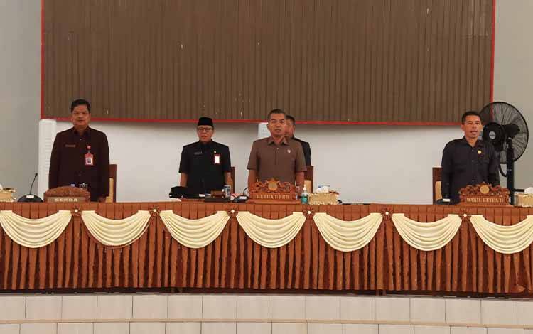 Sekda Hadiri Rapat Paripurna DPRD Seruyan