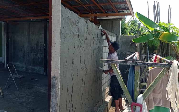Anak Kuli Bangunan Ini Akhirnya Lulus Setelah Berjuang 3 Kali Daftar Polisi?