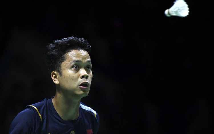Pebulu tangkis tunggal putra Indonesia Anthony Sinisuka Ginting melihat kok saat melawan pebulu tangkis tunggal putra China Li Shi Feng dalam babak semifinal Indonesia Open 2023 di Istora Senayan, Jakarta, Sabtu (17/6/2023). Ginting melaju ke final Indonesia Open usai kalahkan Li Shi Feng dalam dua gim langsung (21-17, 21-15). ANTARA FOTO/M Risyal Hidayat/nz (ANTARA FOTO/M RISYAL HIDAYAT)
