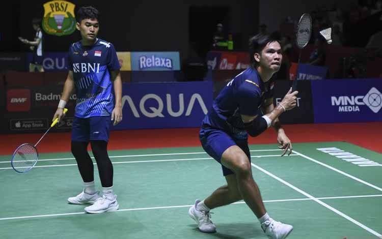 Pebulu tangkis ganda putra Indonesia Daniel Marthin (kanan) dan Leo Rolly Carnando (kiri) mengembalikan kok ke arah lawannya ganda putra Malaysia Ong Yew Sin dan Teo Ee Yi dalam babak 16 besar turnamen Indonesia Open 2023 di Istora Senayan, Jakarta, Kamis (15/6/2023). ANTARA FOTO/M Risyal Hidayat/rwa. (ANTARA FOTO/M RISYAL HIDAYAT)