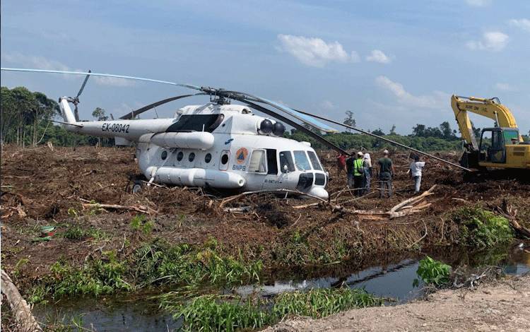 Helikopter BNPB Mendarat Darurat di Lahan Gambut di Kobar