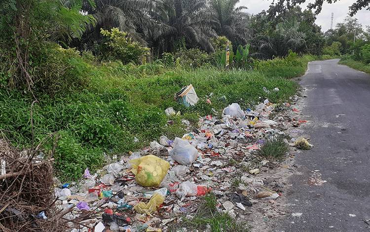 Masih Banyak Sampah Berserakan di Pinggir Jalan, DLH Kobar Ambil Tindakan Ini