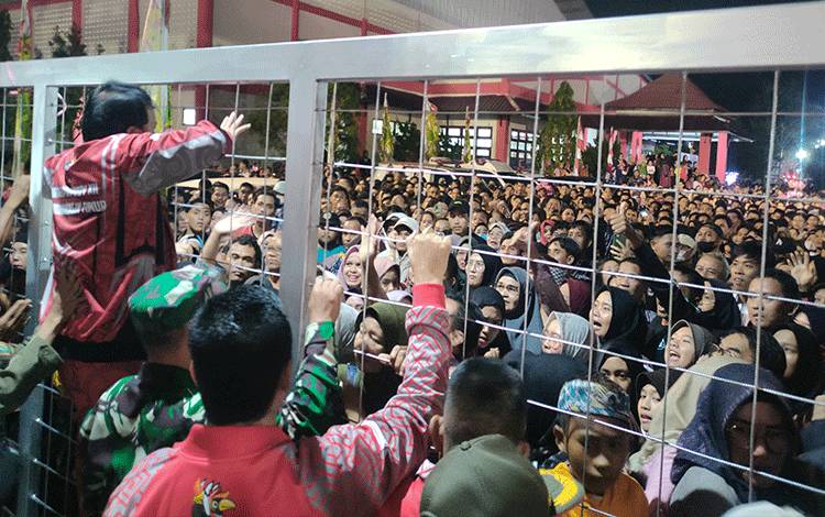 Ribuan Masyarakat Berdesakan Hendak Masuk Arena Pembukaan Porprov Kalteng 2023