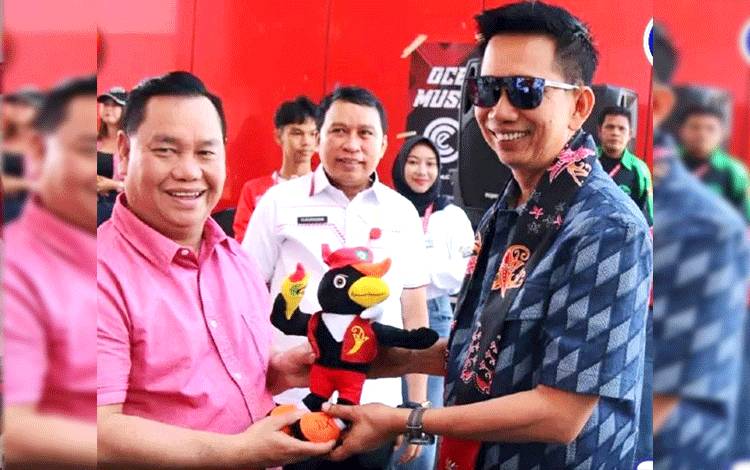 Bupati Barito Utara, H Nadalsyah disambut Bupati Kotawaringin Timur Halikinnor saat tiba di kota Sampit, Rabu 26 Juli 2023. (Foto: Dhani)?