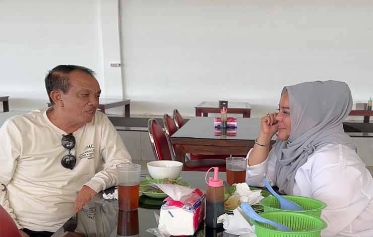 Politisi senior Partai Golkar Kalteng, Abdul Razak makan siang bareng dengan Ketua DPW Partai NasDem Kalteng, Faridawaty Darland Atjeh disalah satu warung makan di Kota Palangka Raya, Kamis 27 Juli 2023