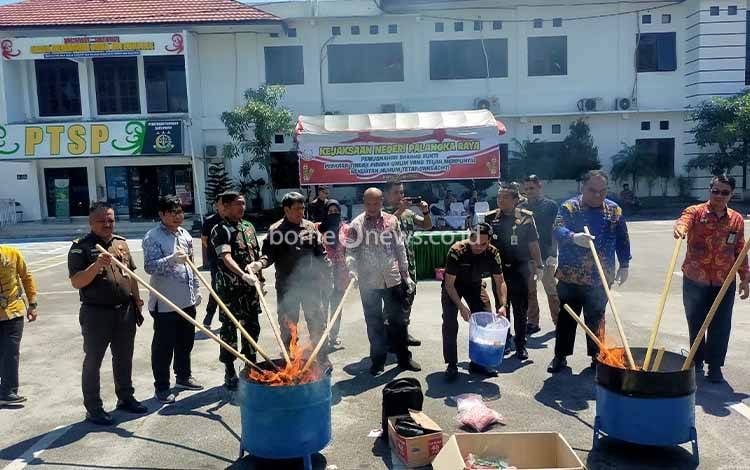 Kejari Palangka Raya Musnahkan Barang Bukti dari 80 Perkara Tindak Pidana