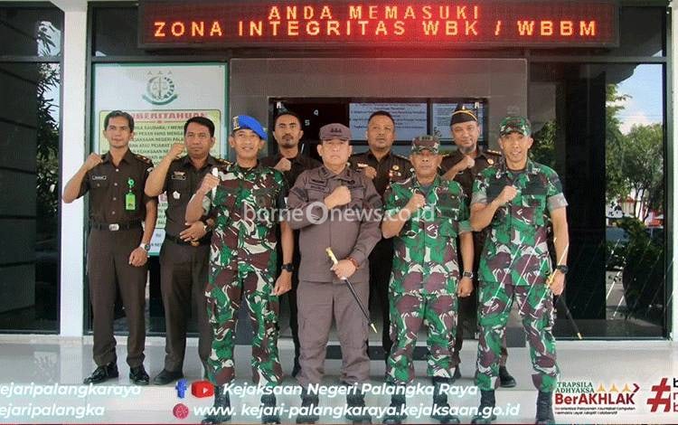 Kunker Aspidmil Kejati Kalsel ke Kejari Palangka Raya Bahas Penanganan Perkara Tindak Pidana Koneksitas