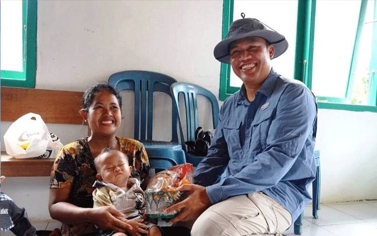 Bupati Hendra Lesmana memberikan makanan tambahan kepada balita saat melaksanakan kunjungan kerja ke Kecamatan Batang Kawa. (FOTO : HENDI NURFALAH)