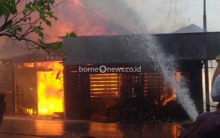 Kebakaran Hanguskan Satu Rumah dan Kios Baju di Kapuas