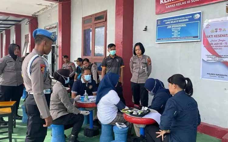 Polwan Polres Sukamara melakukan pemeriksaan kesehatan warga binaan Lapas Kelas III Sukamara, Jumat, 28 Juli 2023. (FOTO: NORHASANAH)