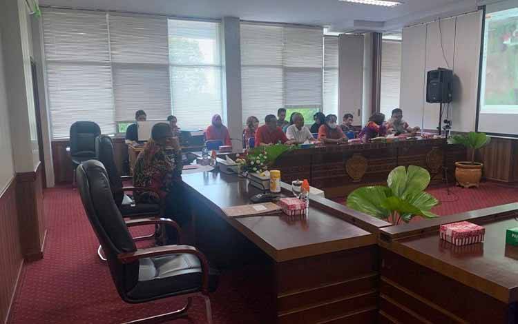 Rapat Finalisasi Gerakan Pembagian Bendera Merah Putih di Ruang Rapat Bajakah Lt. II Kantor Gubernur Kalteng, Jumat, 28 Juli 2023. (FOTO: RIZAL)