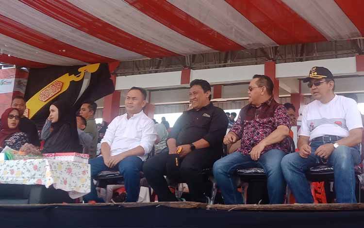 Gubernur Kalimantan Tengah Sugianto Sabran saat menyaksikan pertandingan sepak bola Seruyan-Kobar. (FOTO: DEWIP)?