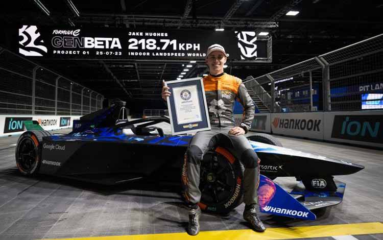 Hughes Pecahkan Rekor Dunia untuk Kecepatan Mobil Tertinggi Indoor