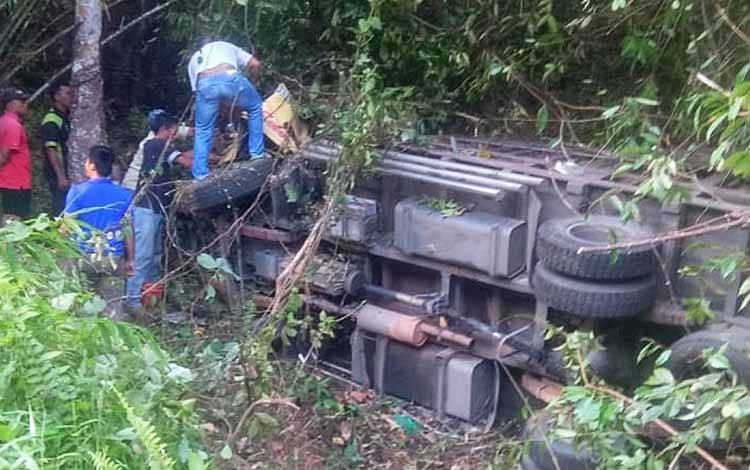 Truk Pengangkut Rotan Terbalik, Supir dan Kernet Terjepit di Kabin