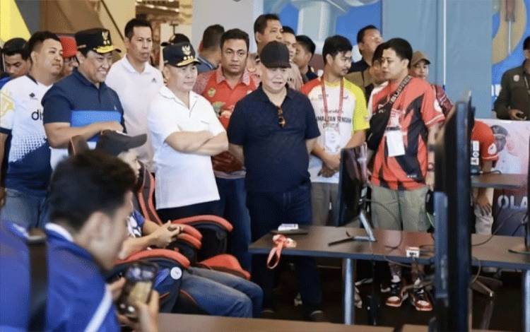 Gubernur Sugianto Sabran didampingi Bupati Halikinnor saat memantau pertandingan olahraga elektronik atau e-sport dalam Porprov XII Kalimantan Tengah di Sampit, (27/7/2023). (ANTARA/HO-Prokopim Kotim)
