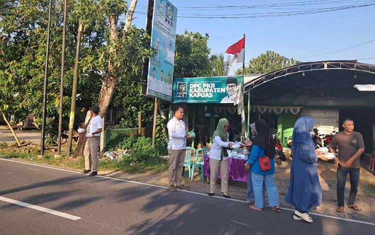 DPC PKB Kapuas Tebar Kebaikan, Bagikan Bubur Asyura ke Masyarakat
