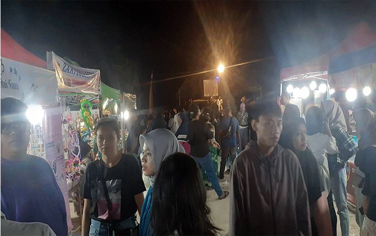 Warga Kobar Penuhi Bazar Bereramian Kampung Seko