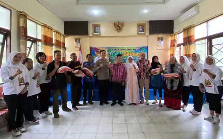 Plt Bupati Kapuas, Nafiah Ibnor bersama jajaran GOW Kapuas dalam kegiatan bakti sosial di kantor Kecamatan Kapuas Timur. (FOTO: IST)