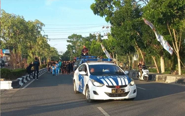 Satlantas Polres Kapuas Kawal Jalan Sehat Peringati Harganas